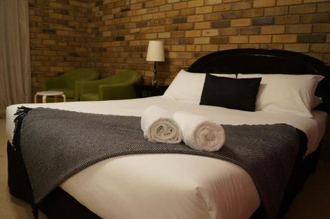 Magdala Motor Lodge & Lakeside Restaurant - Brisbane Tourism 0