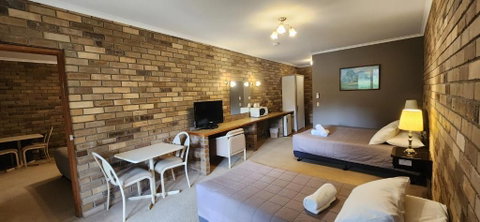 Magdala Motor Lodge & Lakeside Restaurant - Brisbane Tourism 3