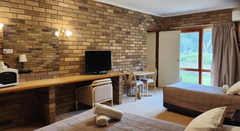 Magdala Motor Lodge & Lakeside Restaurant - Brisbane Tourism 2