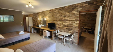 Magdala Motor Lodge & Lakeside Restaurant - Brisbane Tourism 1