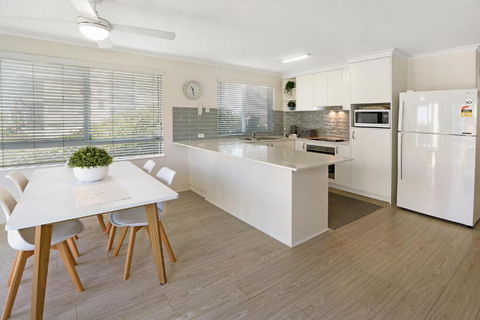 MAINSAIL8- MOOLOOLABA BEACH - Tourism Brisbane 0