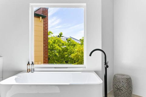 MANHATTAN STYLE 3 STORY LUXURY IN ST PETERS - Tourism Brisbane 2