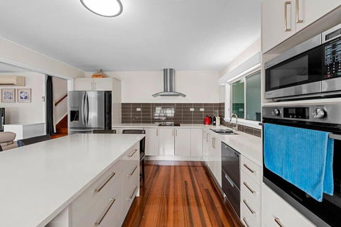 Manta Ray On The Beach - Tourism Brisbane 0