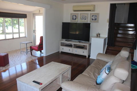 Manta Ray On The Beach - Tourism Brisbane 3