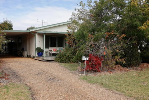 Mcrae Retro Beach House ! - Brisbane Tourism 3