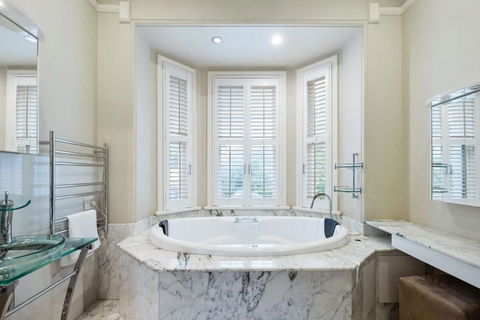 Mesmerising 3BR Home Cinema Room Spa Bath - Tourism Brisbane 1