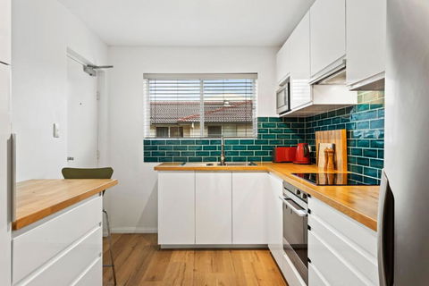 Mid-Century Morningside 2-Bed Apartment - Brisbane Tourism 1