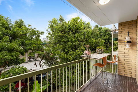 Mid-Century Morningside 2-Bed Apartment - Brisbane Tourism 3