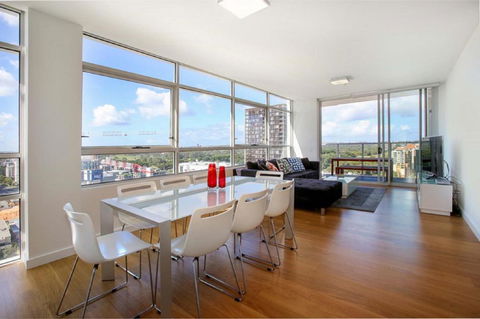 Moore To See - Modern And Spacious 3BR Zetland Apartment With Views Over Moore Park - Tourism Brisbane 0
