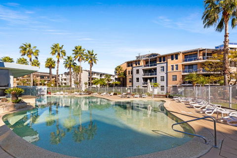 Modern 2-Bed With Pools, Gym, Tennis Court & Sauna - Tourism Brisbane 0