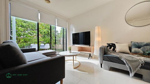Modern 2-Bedroom Townhouse Near DFO & RMIT - Tourism Brisbane 0