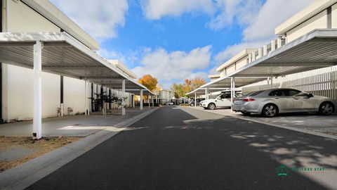 Modern 2-Bedroom Townhouse Near DFO & RMIT - Tourism Brisbane 2