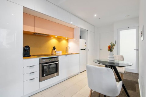 Modern 2BR Apt W City Views, Balcony & Wi-Fi - Tourism Brisbane 1
