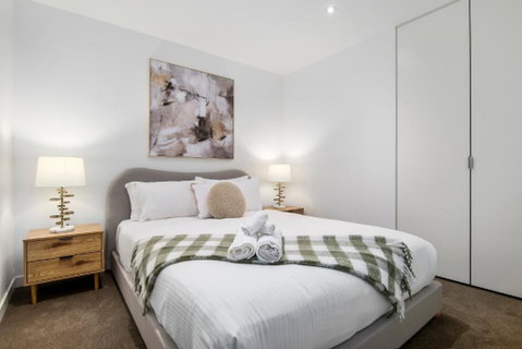 Modern 2BR Apt W City Views, Balcony & Wi-Fi - Tourism Brisbane 3