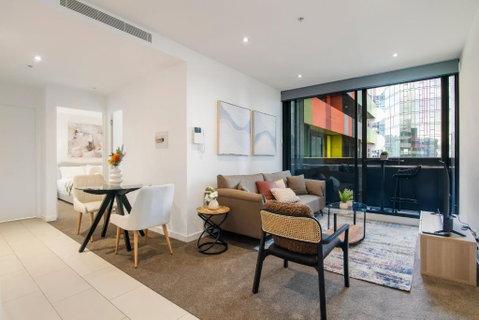 Modern 2BR Apt W City Views, Balcony & Wi-Fi - Tourism Brisbane 2