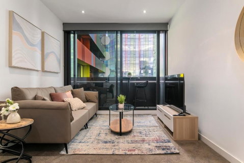 Modern 2BR Apt W City Views, Balcony & Wi-Fi - Tourism Brisbane 0