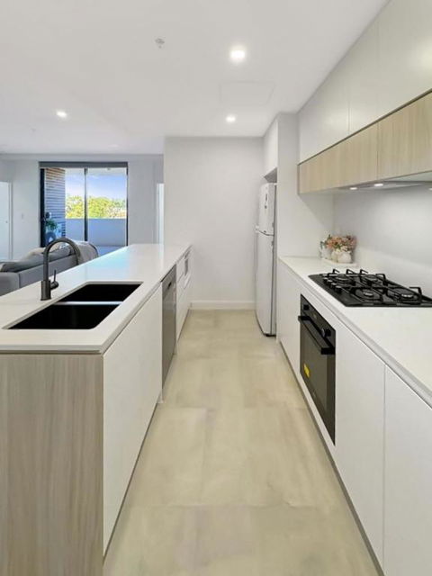 Modern 2BR Suite With Balcony & Parking Near Airport - Tourism Brisbane 1