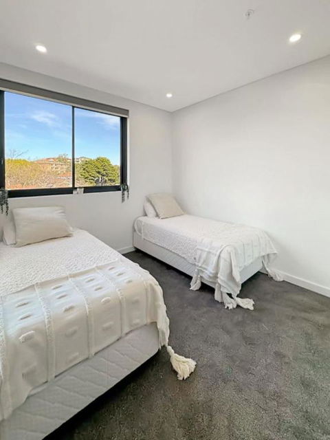 Modern 2BR Suite With Balcony & Parking Near Airport - Tourism Brisbane 3