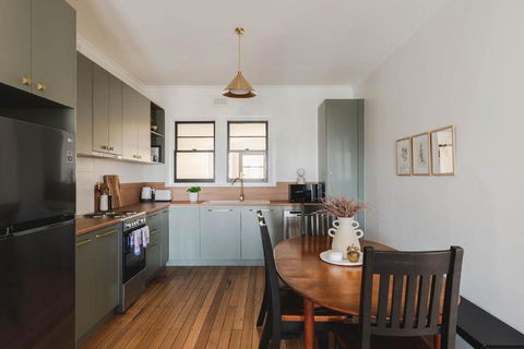 Modern 3-Bed Coastal Escape - Tourism Brisbane 0