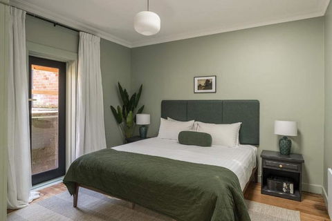 Modern 3-Bed Coastal Escape - Tourism Brisbane 1