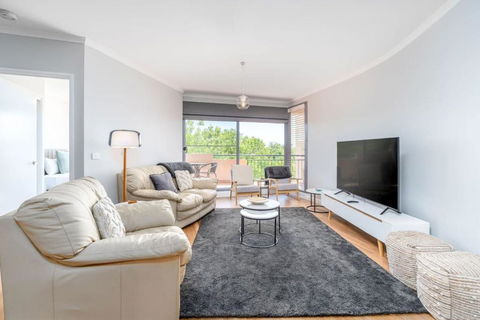 Modern And Homely 2BR Burke Crescent Apartment - Brisbane Tourism 0