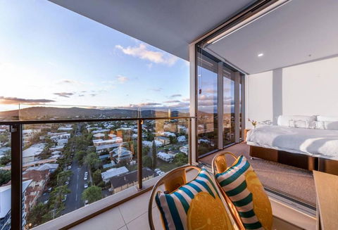 Modern APT In Toowong With Mountain View - Tourism Brisbane 0