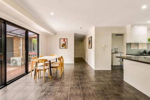 Modern Comfort Retreat 4Bed Cozy Haven W Pool - Brisbane Tourism 0