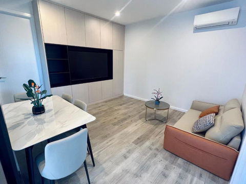 Modern Comfort In Macgregor - Tourism Brisbane 0