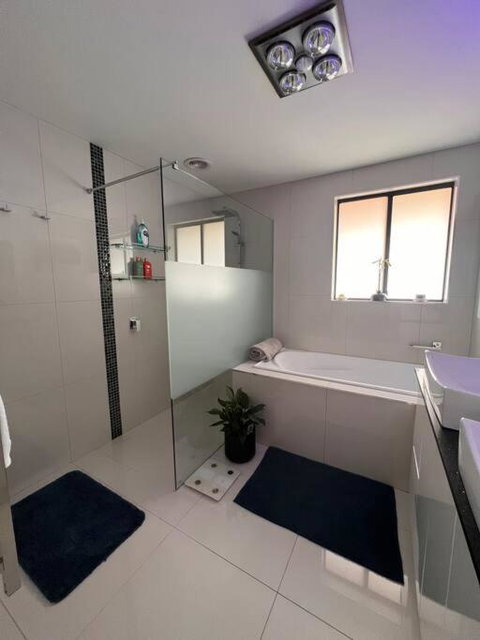 Modern Light Filled Home Near Beaches - Brisbane Tourism 1