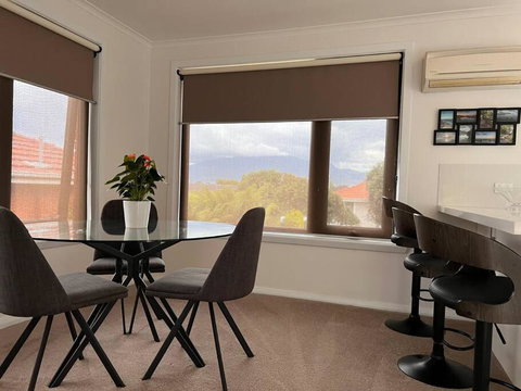Modern Light Filled Home Near Beaches - Brisbane Tourism 3