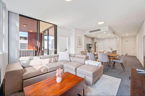 Modern Two Bed Apt In The Centre Of Erskenville - Tourism Brisbane 0