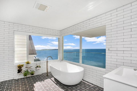 Monash Beach House - Oceanfront - Tourism Brisbane 3