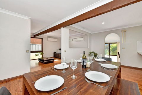 NEW PropertyBreezy Bayside Haven At Brightwaters - Brisbane Tourism 1