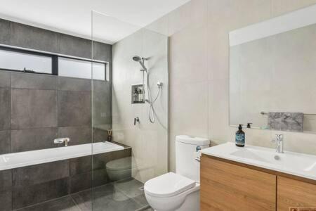 Mountain View Villa-close To Shops-10min To CBD - Brisbane Tourism 1