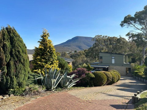 Mountains And Treetops Retreat - Nature Getaway - Brisbane Tourism 0