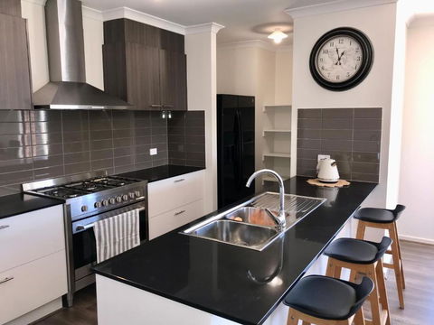 New Modern And Spacious In A Quiet Location Only 12 Min From The City - Tourism Brisbane 0