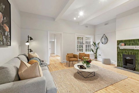 NEWLY RENOVATED LARGE 3.5 BDRM HOUSE! BEST OF MELB - Tourism Brisbane 0