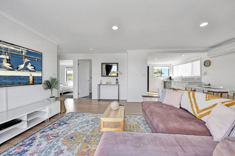 New Property Seabreeze Bungalow - Lakeview Sunset Delight At Sunshine On Lake Macquarie - Tourism Brisbane 3