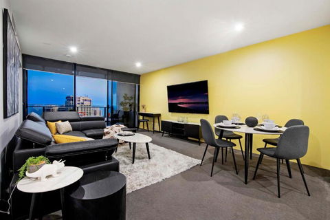 OCEAN VIEW - One Bedroom Spa Apartment - Circle On Cavill - Self Contained, Privately Managed - Tourism Brisbane 2