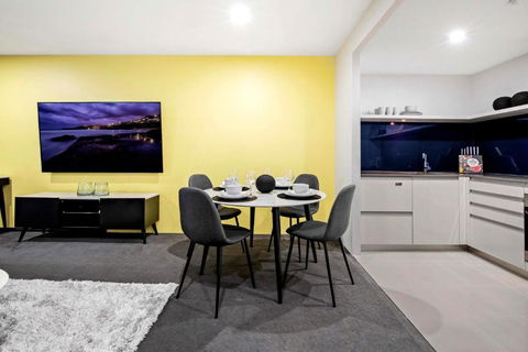 OCEAN VIEW - One Bedroom Spa Apartment - Circle On Cavill - Self Contained, Privately Managed - Tourism Brisbane 3