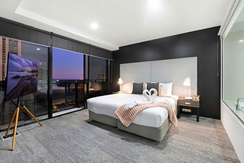 OCEAN VIEW - One Bedroom Spa Apartment - Circle On Cavill - Self Contained, Privately Managed - Tourism Brisbane 0
