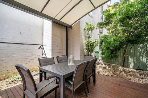 Newtown Nest - Chic Terrace Living Off King Street - Tourism Brisbane 2