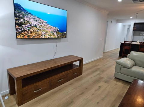 O Stylish 4 Room Oasis With 65 TV - Tourism Brisbane 0