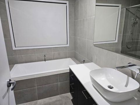 O Stylish 4 Room Oasis With 65 TV - Tourism Brisbane 1