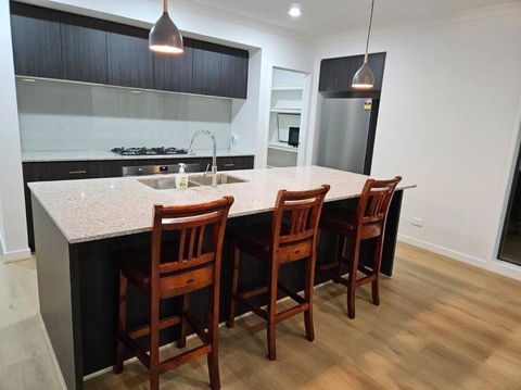 O Stylish 4 Room Oasis With 65 TV - Tourism Brisbane 2