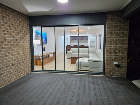 O Stylish 4 Room Oasis With 65 TV - Tourism Brisbane 3