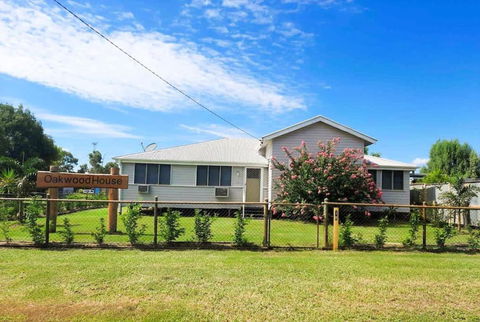 Oakwood House - Entire House Rental - 5 Bedrooms With Netflix And WiFi - Brisbane Tourism 0