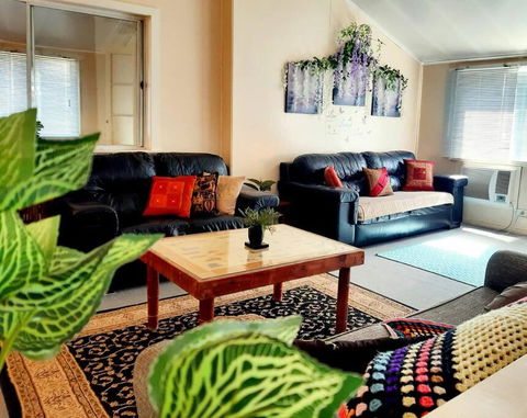 Oakwood House - Entire House Rental - 5 Bedrooms With Netflix And WiFi - Brisbane Tourism 3