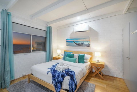 OCEA84 - Quinns Beach Shack: Ocean Views - Tourism Brisbane 2