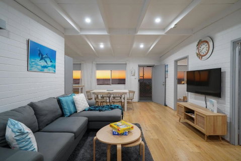 OCEA84 - Quinns Beach Shack: Ocean Views - Tourism Brisbane 3